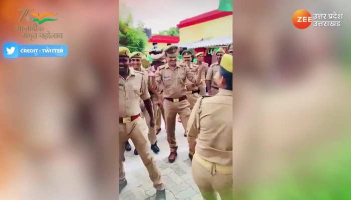 UP Police Video: क्या महिला क्या पुरुष सभी पर चढ़ा देशभक्ति का रंग, जमकर झूमीं यूपी पुलिस