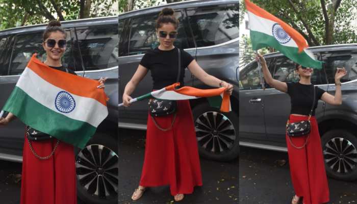 Rubina Dilaik Video: बीच सड़क पर तिरंगा फहराने के बाद रुबीना ने झंडे के साथ किया ऐसा