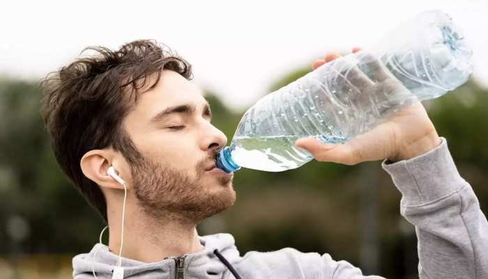 Overhydration drinking excess water is bad for your health water  intoxication jyada pani peene ke nuksan sscmp | Overhydration से सावधान! ज्यादा  पानी पीना आपकी सेहत के लिए है हानिकारक, जानिए कैसे |