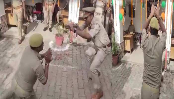 VIRAL VIDEO: वर्दी में नागिन डांस करती नजर आई UP Police, देखें ये वायरल वीडियो