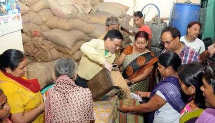 Ration Card uttar pradesh yogi govt free ration scheme closed from july | Ration Card: राशन कार्ड धारकों को झटका, सरकार ने बंद की फ्री राशन योजना; अब देने होंगे इतने रुपये