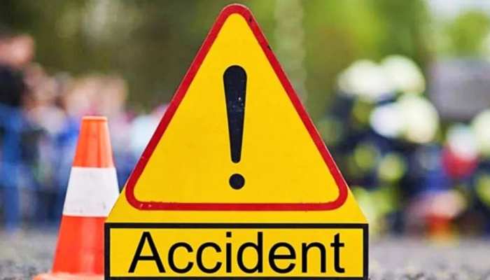 Azamgarh Accident 4 died and 3 injured in horrific road accident sadak  hadsa car bike collide | Azamgarh Accident: आजमगढ़ में भीषण सड़क हादसा, कार  पलटने से 4 की मौत, 3 गंभीर