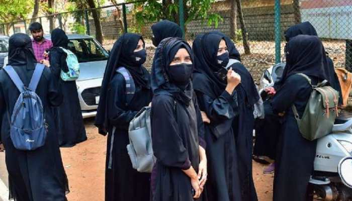 हिजाब विवाद: सुप्रीम कोर्ट ने कर्नाटक सरकार को जारी किया नोटिस, याचिकाकर्ताओं को लगाई फटकार