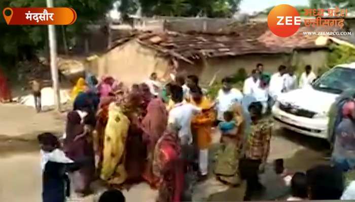 एमपी के कैबिनेट मंत्री को महिलाओं ने घेरा, स्थानीय नेताओं ने बचाया VIDEO