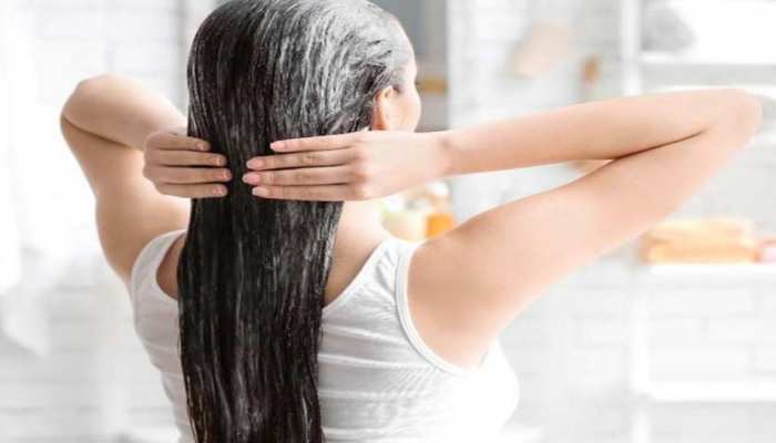 hair care tips apply hair pack made of turmeric in the hair | Hair Care  Tips: बालों में लगाएं हल्दी से बना ये हेयर पैक, चोटी होगी लंबी | Hindi News