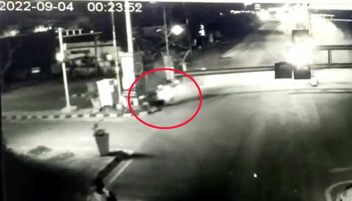 CCTV: बेकाबू कार डिवाइडर से टकराई, उछल कर पहुंची सड़क किनारे