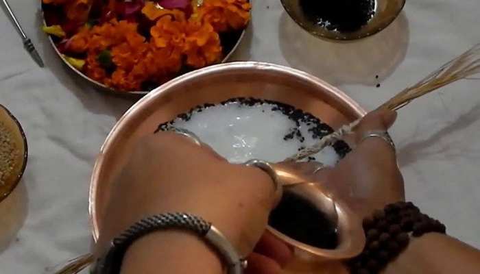 Pitra paksha 2022 know how give water to ancestors shradha rules purvazo ko jal dene ka tarika pitra dosh pcup | Pitra Paksha 2022: पितरों को श्राद्ध पक्ष में जल देते समय