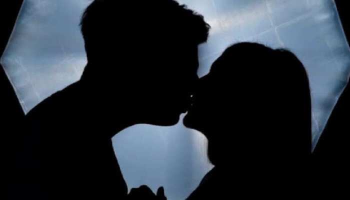 Kissing Tips: Girlfriend को रखना है खुश तो Kiss करते वक्त रखें इन बातों का ख्याल