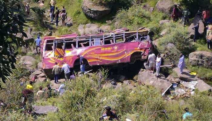 Jammu Kashmir: जम्मू कश्मीर में 24 घंटे में दूसरा बड़ा हादसा, राजोरी में खाई में गिरी बस; 7 की मौत