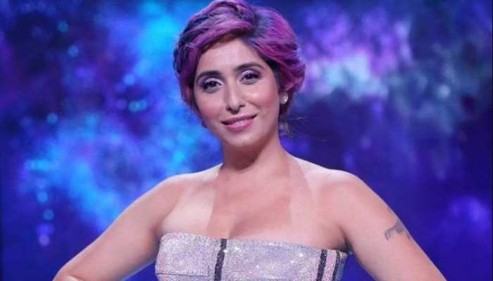 Neha Bhasin gives Bold pose on bed in short golden dress | सिंगर नेहा भसीन  ने तोड़ी बोल्डनेस की सारी हदें, बेड पर दिखाई बेबाक अदाएं | Hindi News, Zee  Hindustan Entertainment