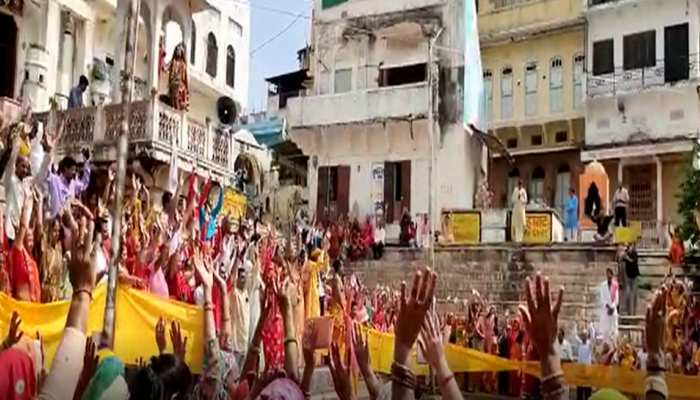 Ajmer: तीर्थराज पुष्कर रंगा केसरिया रंग में, सरोवर ने पहनी पगड़ी 