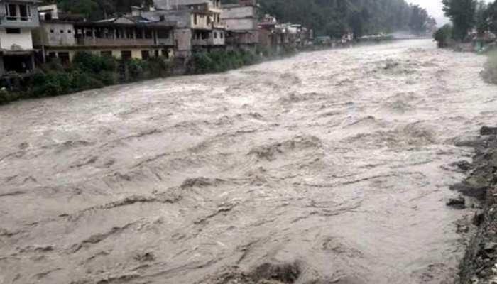 हिमाचल प्रदेश में तेज बारिश ने मचाही तबाही, कहीं हुआ लैडस्लाइड तो कहीं आई बाढ़