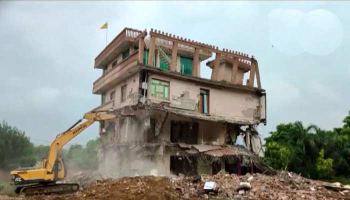 Bulldozer Action: योगी स्टाइल में खट्टर सरकार का एक्शन, कुख्यात गैंगस्टर की 3 मंजिला कोठी पर चला बुलडोजर