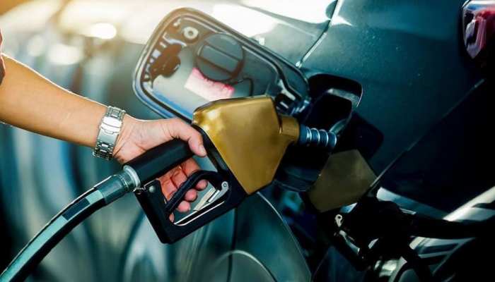 कच्चे तेल की कीमतों में बड़ी गिरावट, अब इतने रुपये सस्ता हो सकता है पेट्रोल-डीजल!