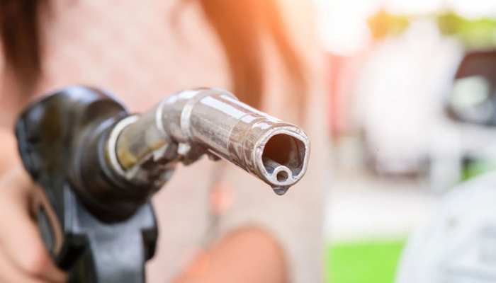 Fuel Price: आ गई बड़ी खुशखबरी, कम हो गई तेल की कीमतें