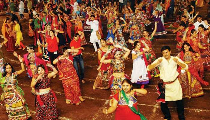 Dandiya Garba was celebrated in Jamshedpur 800 people performed together to  the tune of Garba | जमशेदपुर में डांडिया-गरबा की धूम, 800 लोगों ने एक साथ  गरबे की धुन पर किया रास |