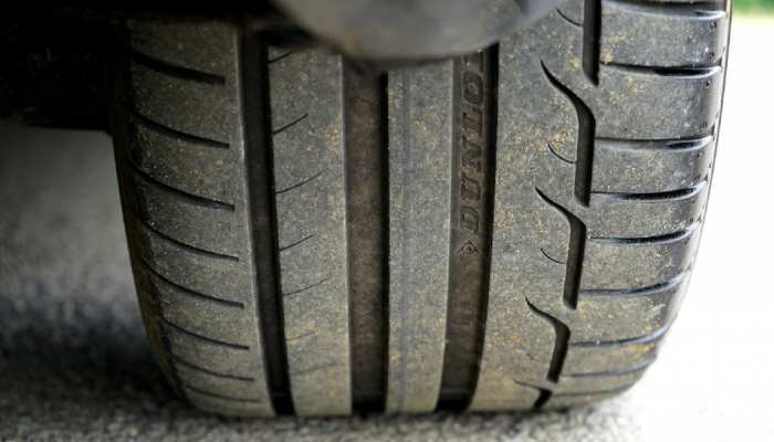 Car Tyre: नया बताकर डीलर बेच न दे पुराना टायर, इस एक Trick से हो जाएगी पहचान