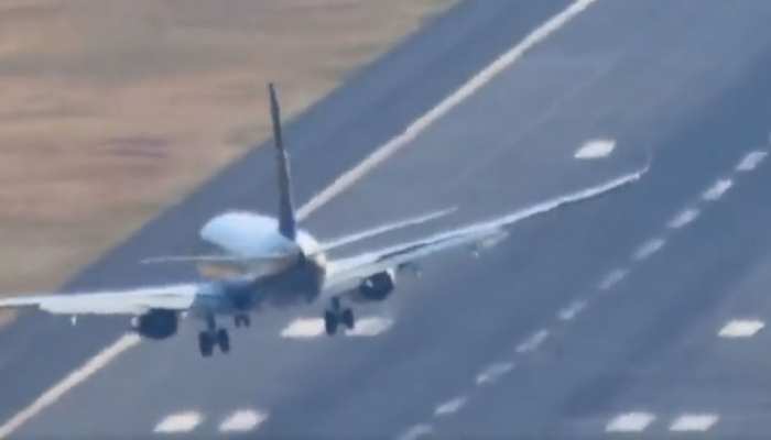 जब आसमान के बीच में फंस गया विमान, जैसे-तैसे रनवे पर उतरने लगा लेकिन..., देखें Video
