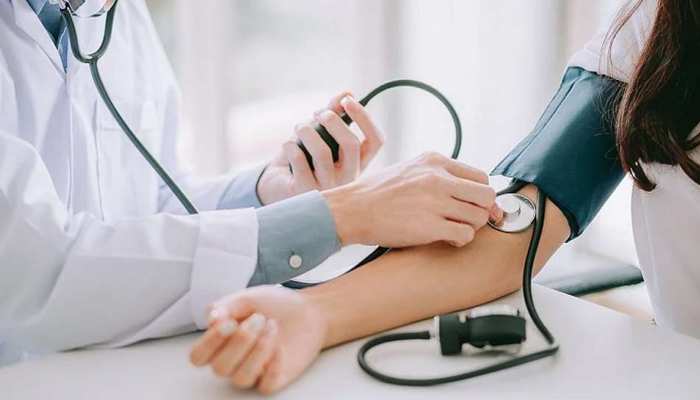 High Blood Pressure के पेशेंट के लिए 'जहर' हैं ये 5 चीजें, गलती से भी इन्हें न खाएं