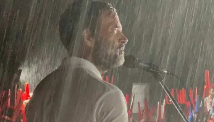 Rahul Gandhi s speech amidst torrential rain photo video viral Bharat Jodo Yatra | मैसूर में मूसलाधार बारिश के बीच राहुल गांधी ने दिया भाषण, फोटो-वीडियो वायरल | Hindi News, राष्ट्र