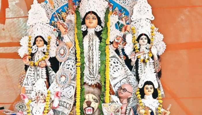 कोलकाता: दुर्गा पूजा पंडाल में गांधी को असुर जैसा दिखाने पर बवाल, TMC का BJP पर हमला