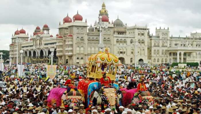 Mysore Dussehra 2022: साढ़े 7 सौ किलो का आसन, लाइटिंग के लिए डेढ़ लाख  बल्‍ब! कमाल है इस दशहरे की भव्‍यता | world famous Mysore Dussehra 2022  festival celebration and devi chamundeshwari