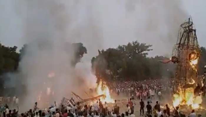 हरियाणा के यमुनानगर में बड़ा हादसा, जलता रावण लोगों पर गिरा; कई झुलसे