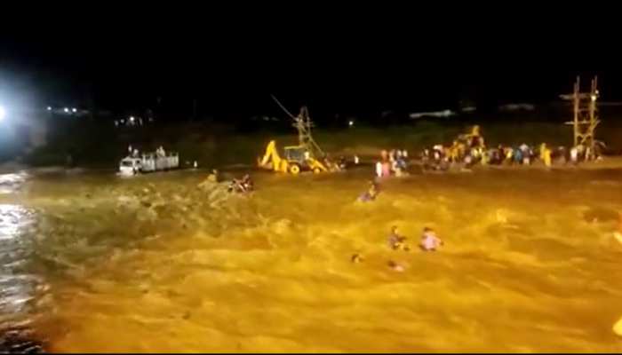 भूटान से आए पानी से बंगाल में तबाही, दुर्गा विसर्जन के दौरान नदी में बाढ़ से 7 मरे 