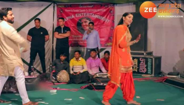 सपना चौधरी के ठुमके देख बेकाबू हुए पास खड़े लोग, एक ने तो उड़ाए कई सारे नोट