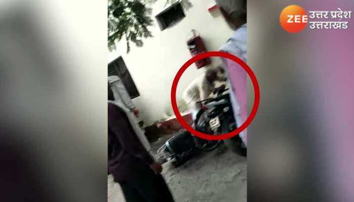 Watch VIDEO : डीएम ऑफिस के बाहर दो नेताओ में चले जूते, मची अफरातफरी