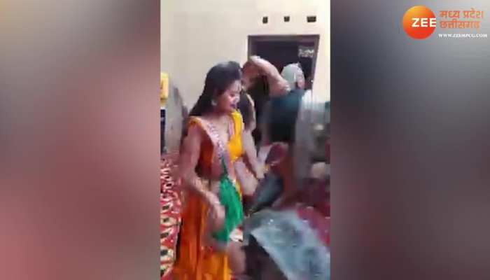 घर के आंगन में चटक मटक गाने पर नाची लड़की, महिलाओं ने पैसों से उतारी नजर