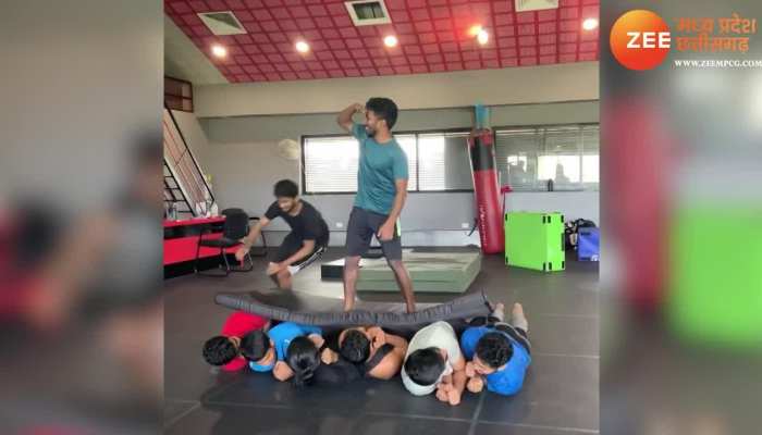 अरे ये क्या? 5 लोगों के ऊपर चढ़ा लड़का