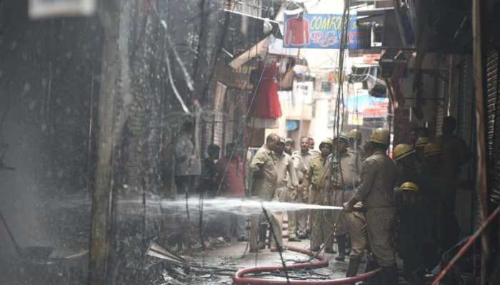 दिल्ली की गांधी मार्केट में लगी भीषण आग, फायर ब्रिगेड की 35 गाड़ियों ने चलाया ऑपरेशन