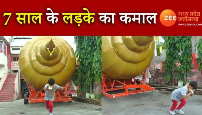 7 साल के बच्चे का कमाल, 20 क्विंटल का गदा दांतों से खींचा