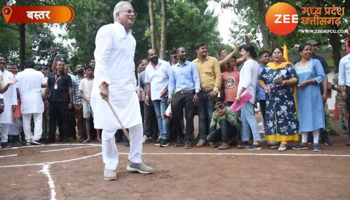 CM भूपेश का दिखा अनोखा अंदाज, खेला गिल्ली डंडा, देखिए VIDEO