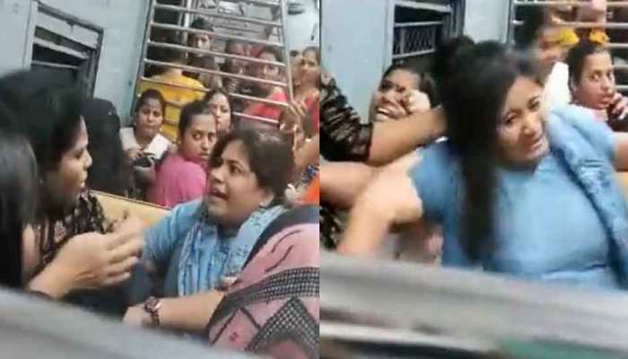 Mumbai की लोकल ट्रेन में सीट को लेकर भिड़ी महिलाएं, जमकर हुई मारपीट; Video Viral