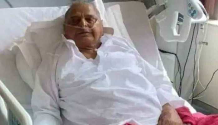 Concerned about the health of Mulayam Singh Yadav supporters cried in  hospital said will give life for Netaji | Mulayam Singh Yadav के स्वास्थ्य  को लेकर चिंतित समर्थक अस्पताल में फूट-फूट कर