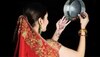 Karwa Chauth Vrat 2022: 13-14 में हैं कन्फ्यूज, यहां जानिए सुहागिन किस दिन रखें व्रत