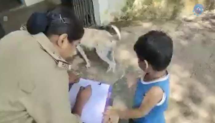 Viral Video: ਮਾਂ ਦੀ Compaint ਲੈਕੇ Police Station ਜਾ ਪਹੁੰਚਿਆ ਬੱਚਾ, ਕਿਹਾ 'ਮਾਂ ਕਰਦੀ ਹੈ Chocolate ਦੀ ਚੋਰੀ, Jail Main Dal ਦੋ'