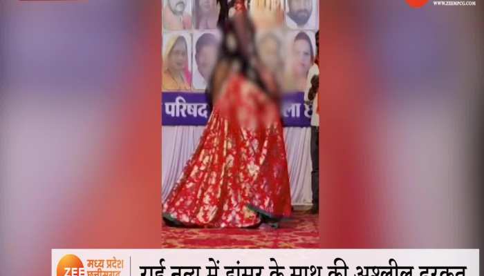 नगर निगम कर्मचारी की गंदी हरकत, महिला डांसर को सरेआम किया बेडटच VIDEO VIRAL