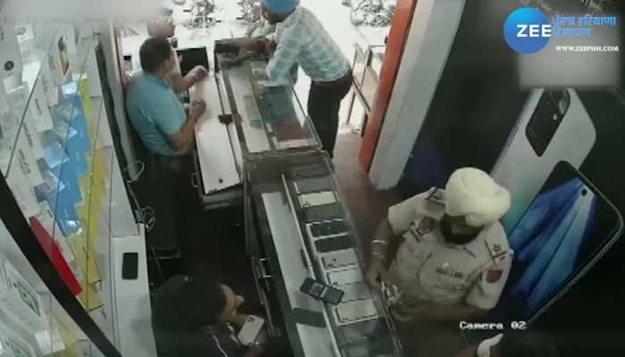 पंजाब पुलिस के अधिकारी से गलती से चल गई गोली, देखिए फिर क्या हुआ