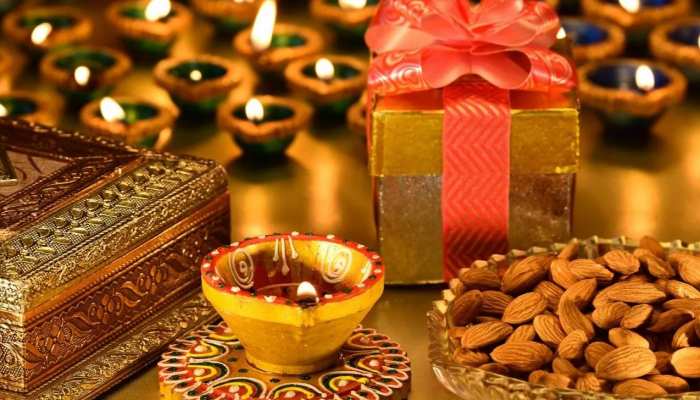 Deepawali Gift: दीपावली पर भूलकर भी न दें ऐसे गिफ्ट, चला जाएगा आपका सौभाग्य