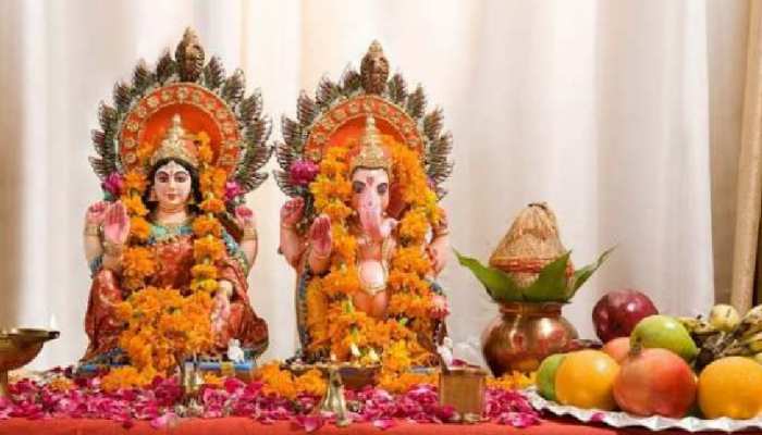 Diwali Puja: दिवाली का त्यौहार आज, जानिए लक्ष्मी पूजन का शुभ मुहूर्त व सही पूजा विधि