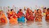 Chhath Puja: सूर्य भगवान के अर्घ्य देने के साथ हुआ छठ पूजा का समापन, व्रती तोड़ेंगे 36 घंटे से जारी निर्जला व्रत