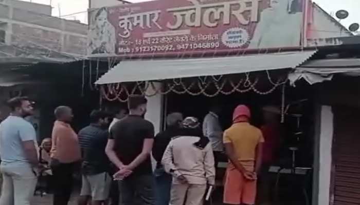 मधेपुरा में दुकान का ताला तोड़ चोरों ने उड़ाए लाखों रुपये के आभूषण