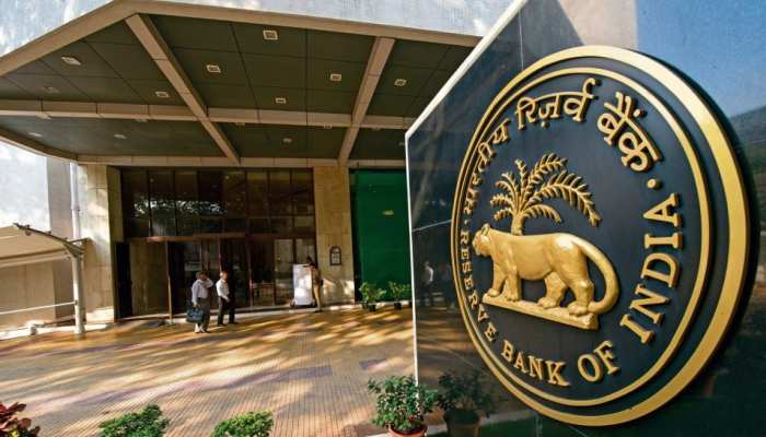 RBI cancels licence of Maharashtra's Babaji Date Mahila Sahakari Bank in Yavatmal customer alert | Bank: आज से बंद हो गया यह बड़ा बैंक, RBI ने कैंसिल किया लाइेंसस, ग्राहकों पर पड़ेगा