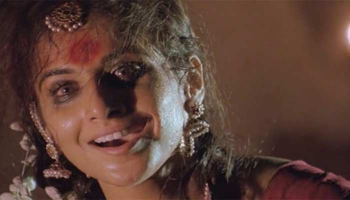 bhool bhulaiyaa manjulika song threatened people as girl singing mere dholna in basement | Shocking: सुबह-सुबह बेसमेंट में 'मंजुलिका' गाने लगी गाना! डर से छूटे लोगों के पसीने, देखें Video ...