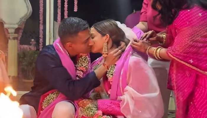 bride and groom kissing each other infront of guest and panditji at the mandap video viral zngp मंडप पर ही रोमांटिक हो गए दूल्हा-दुल्हन, खुद को रोक नहीं पाए दोनों!