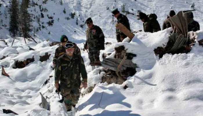 Snow slide in Kashmir Machil sector three Indian Army soldiers martyred |  Avalanche in Jammu Kashmir: कश्मीर के माछिल में दर्दनाक हादसा, हिमस्खलन में  सेना के तीन जवान शहीद | Hindi News, देश