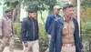 पुलिस ने रेत माफिया को बचाया,वनरक्षक को लॉकअप में किया बंद,सौंप दी ट्रैक्टर की चाबी